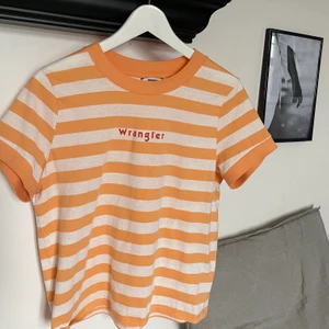 WRANGLER t-shirt  - En trendig vintage t-shirt från Wrangler i storlek XS. Pris går att diskuteras! 