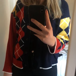 Kofta med coolt tryck - Köpte koftan från shein för 300kr och är aldrig använd. Lite för korta i armen för mig men är väldigt lång med långa armar. Förvånarts värt väldigt bra kvalite. ❤️