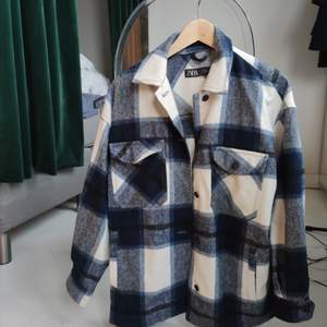 Fräsch, snygg och användbar jacka/overshirt från Zara. Köpare står för frakt! ☺️