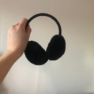 Svarta öronmuffar - Supersöta och mjuka öronmuffar. 21cm mellan kuddarna, mätt längs bandet inifrån 