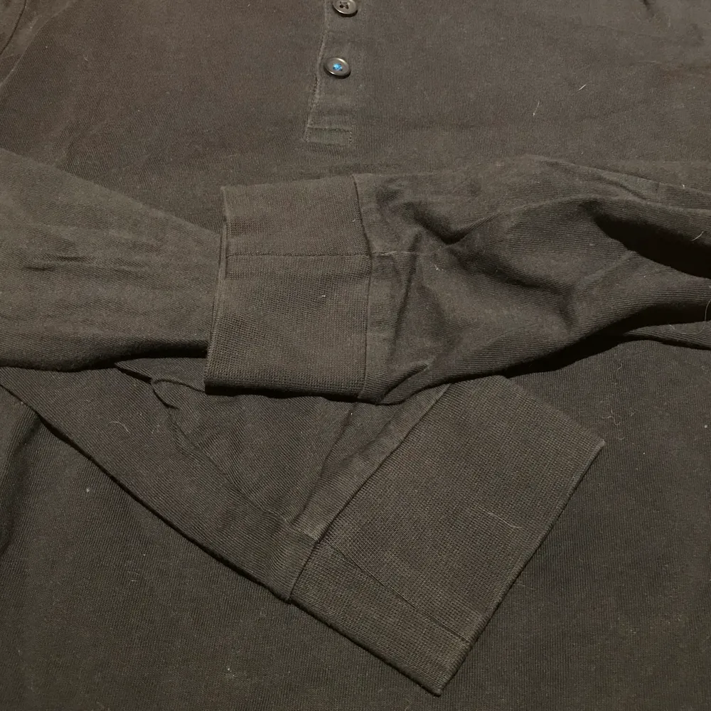 Långärmad shirt från H&M i en mörkblå färg 💙💙💙  Storleken är 170 MEN med tanke på att jag är en M så fungerar den för alla i kroppar som är M och neråt   55kr plus frakt 🚚. Tröjor & Koftor.