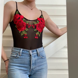 Body - Body i meshmaterial med broderade blommor på tuttarna ! Supersexigt på en middag eller nån fest eller om man vill snygga till vardagen bara :) skriv vad du vill betala
