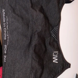 Iciw tränings topp utbytes mot storlek M. Detta är storlek S  - Jättefin och bekväm tränings topp som är korsad i ryggen! Byter bara mot en likadan i storlek M❣️ hör gärna av dig om du har en sådan och vill byta<3 Ha en fin dag! 