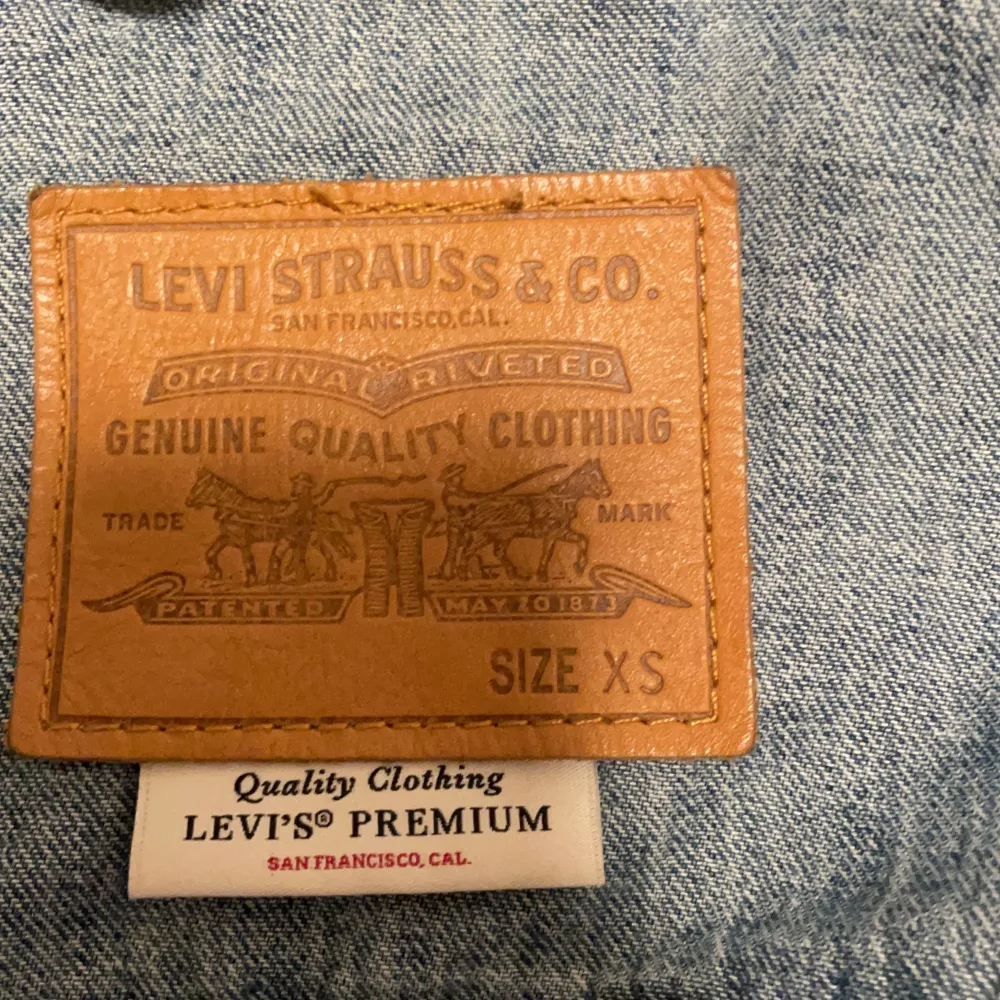 Den klassiska jeans jackan från levis. Säljer då den har blivit för liten för mig. Den är storlek xs men är oversized så passar s.. Jackor.