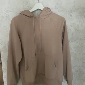 Beige hoodie från hm, typ aldrig använd köparen står för frakt