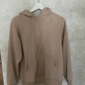 Hoodie - Beige hoodie från hm, typ aldrig använd köparen står för frakt