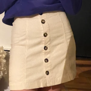 Manchester kjol - En superfin kjol i cremefärgat Manchestertyg. Helt oanvänd och lappen kvar. Frakt tillkommer 