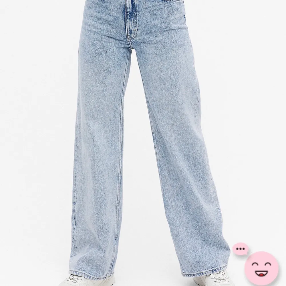 Säljer dessa supersnygga jeansen från monki då dom inte riktigt passar. Kontakta för bättre bilder. Pris kan diskuteras. Köpt e köpt. Jeans & Byxor.