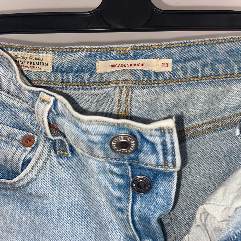 Ljusblå Levis jeans storlek w23 L27❣️Modellen heter ribcage straight❤️ passar nån som är 160 cm❤️ nypris 1000kr, säljer för 400kr eller högsta budet. Jeans & Byxor.
