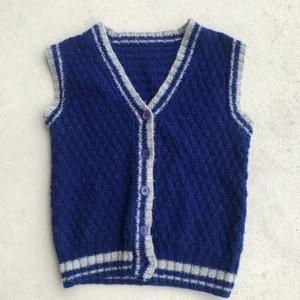 Väst  -  stickad väst, står inte storlek men skulle säga S. Fraktar eller möts upp❤️