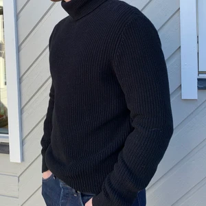 Turtleneck Tröja - Klassisk finstickad polotröja i svart. Muscle Fit