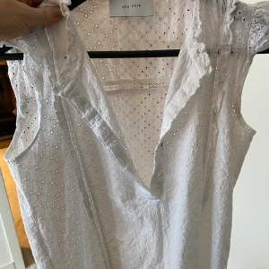 Söt sommar-top - Söt vit sommar-top från Neo Noir, storlek xs