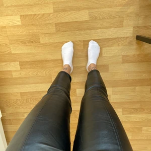 Skinnbyxor - Fake skinnbyxor från Gina Tricot. Dragkedja i sidan, höga i midjan. Köparen står för frakt.