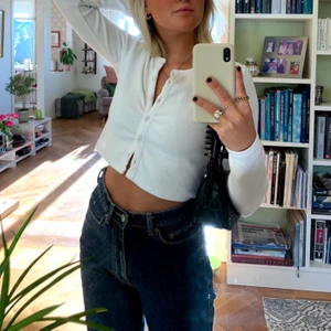 Vit tröja med knappar - Säljer min vita tröja/kofta från Zara då den kommer till användning alldeles för sällan! Endast använd någon enstaka gång så i superbra skick :) har flera intresserade så buda i kommentarsfältet! Budet ligger på 160kr!