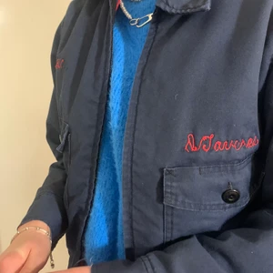 Vintage jacka - Jättefin jacka köpt second hand! Perfekt till våren då den är lite tunnare💕 Passar strl XS-M! (Ena ärmen saknar en knapp vid handleden men inget som märks)