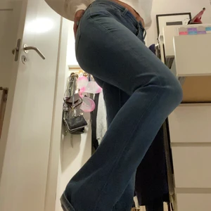 Levis lågmidjade bootcut jeans - Säljer mina lågmidjade levis jeans, modell 715. Waist 25. Är i nyskick och för långa på mig som är 155 cm