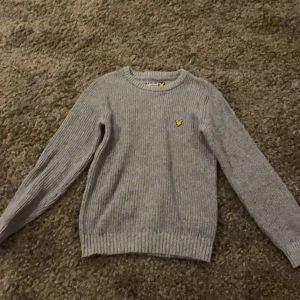 jätte fin äkta lyle&scott stickad tröja - jätte fin äkta lyle&scott stickad tröja säljer den för 130 kroner ingår frakt