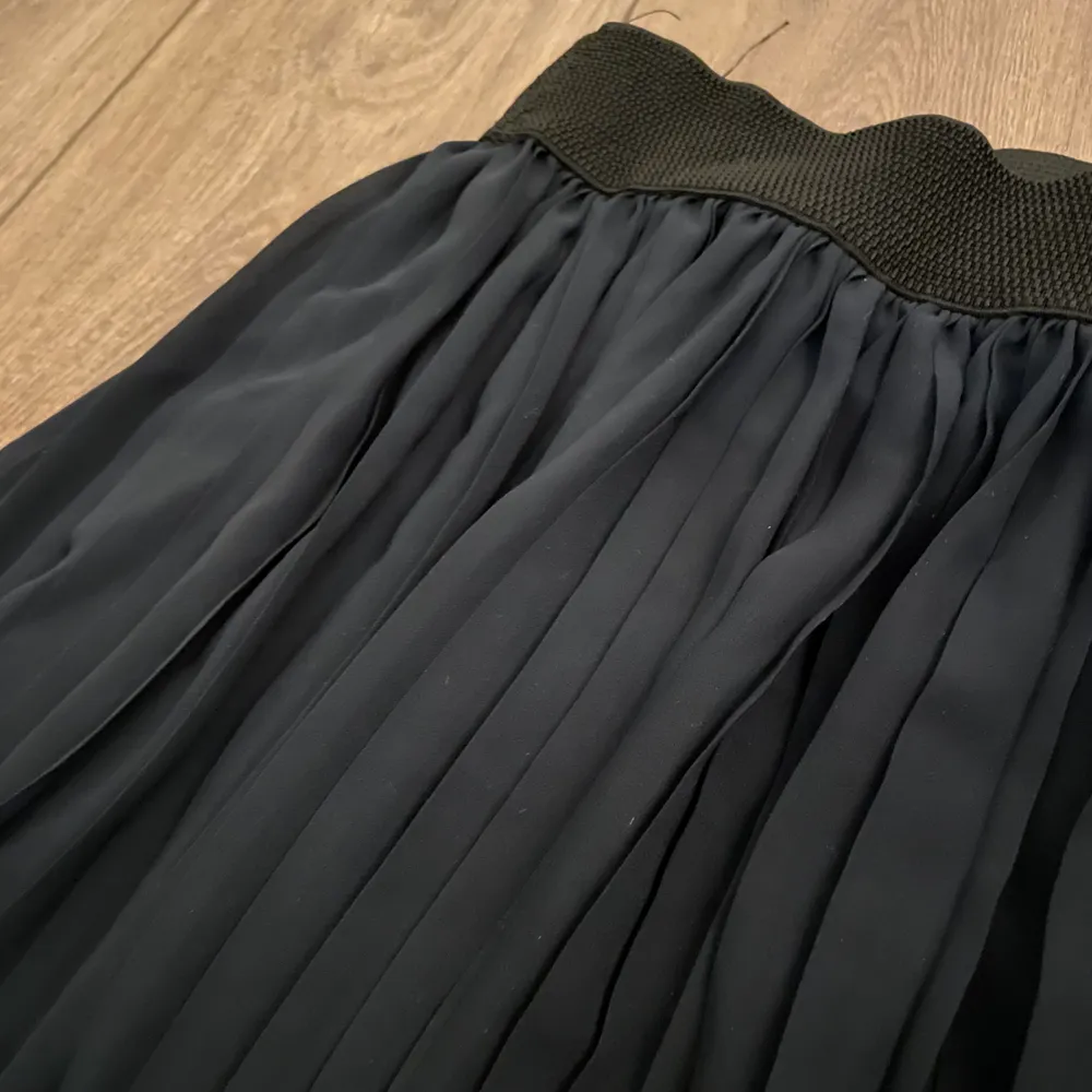 Plisserad kjol från Italien. Inga fläckar eller andra anmärkningar. Mörkblå/marinblå i färgen med resorband i midjan.. Kjolar.