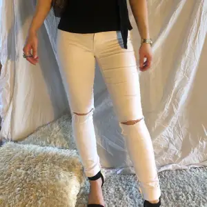 Vita jeans med stretch och håliga knän. Jeansen är låga-medium höga i midjan och ganska använda. Bra skick! 🌹💕👏🏻✨