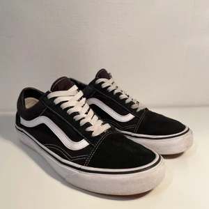 Vans skor - Ett par vans skor, storlek 42, som inte riktigt har kommit till användning. Använt några gånger men fortfarande bra skick, condition 7/10. Nypris 750kr, säljer för 200kr + frakt 99kr (köparen står för fraktkostnaden)