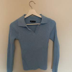 En ljusblå tröja som kommer från SHEIN, sitter relativt thight och är endast använd en gång. Mjukt matrial och formar sig längst kroppen✨🥰 vid intresse skriv gärna, köparen betalar tillkommande frakt💗💫