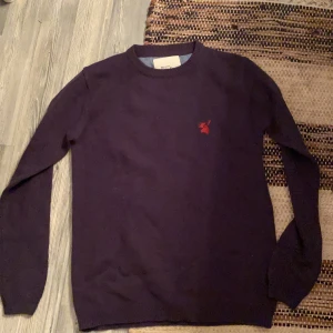 Stickad tröja  - Fin stickad tröja, köpt second hand men är som ny och är ursprungligen från lager 157.