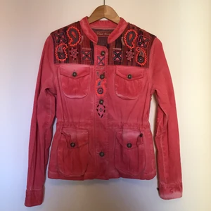 Superfin vårjacka!  - Supergullig vårjacka från Plus Fine i Storlek S/M. Man kan justera midjan från insidan så jackans storlek är lite flexibel beroende på vilken passform man önskar. Nyskick men designen är att den ska se lite sliten ut! 