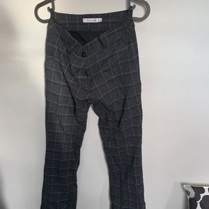 Kostymbyxor från designsi  - Fint skick, supersöta kostymbyxor i utsvängd modell. Strö xs 