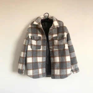 Jacka från Pull & Bear (frakt inkluderat) - Knappt använd, råkat dra bort lappen i nacken så sticker ut liite fodring där men inget som stör. Frakten är inkluderad i priset!