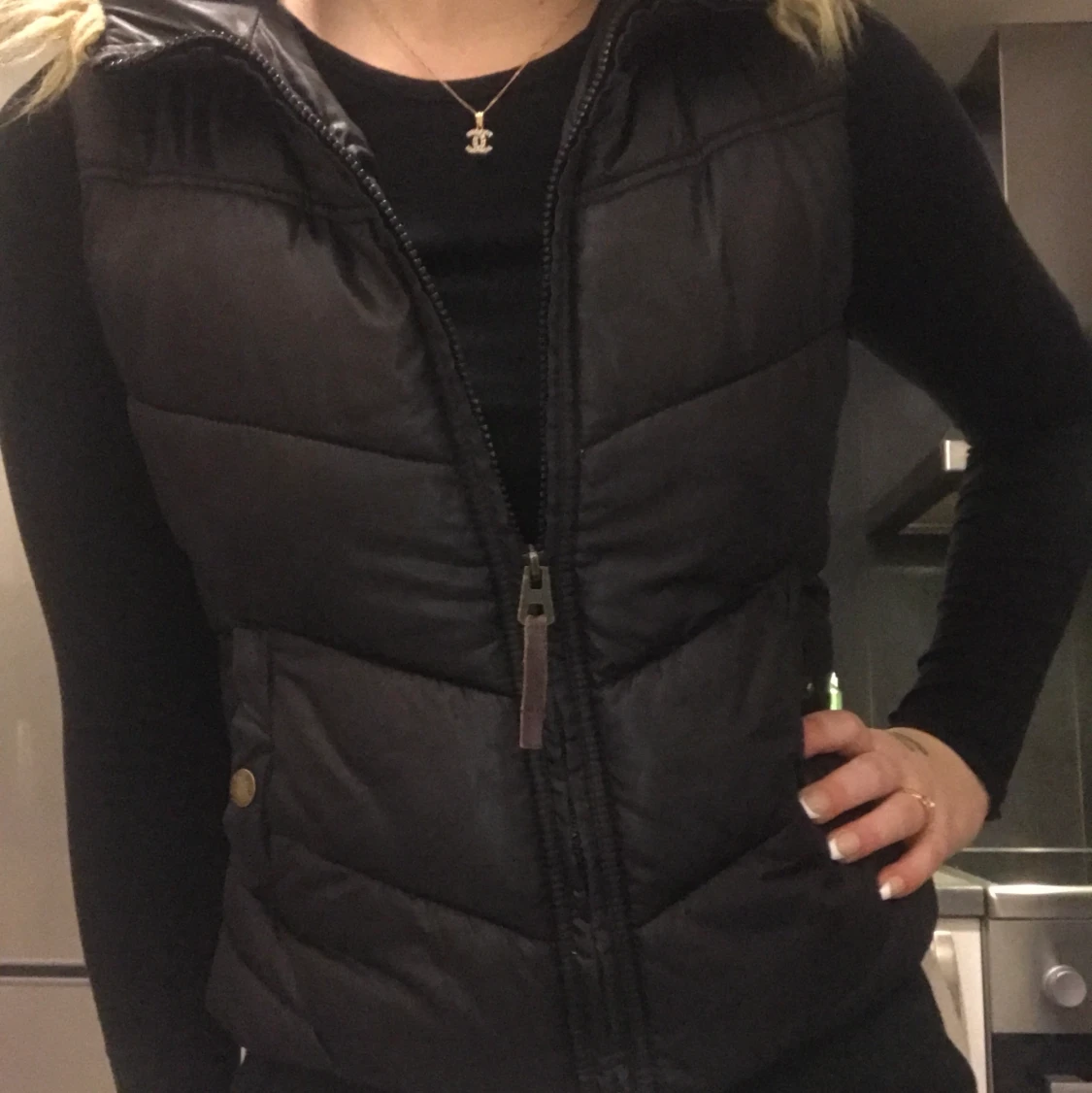 Svart väst med päls