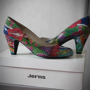 Ett par fina nya skor med klackar 5 SM hög - 39 storlek fina skor säljes.