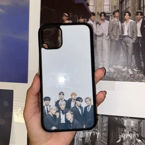 ateez mobilskal iphone 11 - ett mobilskal på k-pop gruppen ATEEZ!  kan mötas upp i stockholm och frakta (köparen står för frakten) TAR BARA SWISH!! vi har flera olika pälsdjur i hemmet men  vi tvättar alltid sakerna innan de skickas <3