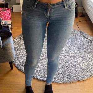 Intresse koll på mina lågmidjade  Levis 710 super skinny jeans,  storlek 25, skulle säga sitter om en Xs på mig som vanligen är en S. Jag är 170cm ❤️ Känner att dom inte riktigt är min stil löngre så jag inte gillar tajta jeans på mig! Annars jätte fin kvalitet 