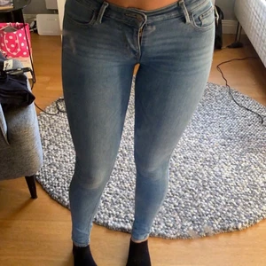 Intresse koll!! - Intresse koll på mina lågmidjade  Levis 710 super skinny jeans,  storlek 25, skulle säga sitter om en Xs på mig som vanligen är en S. Jag är 170cm ❤️ Känner att dom inte riktigt är min stil löngre så jag inte gillar tajta jeans på mig! Annars jätte fin kvalitet 
