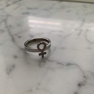 Jättefin ring från Edblad som är i superbra skick men som tyvärr inte kommer till användning längre
