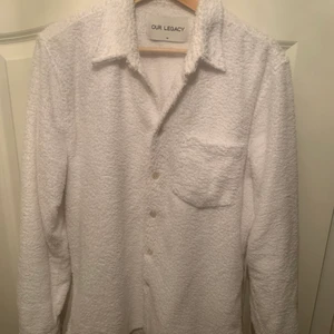 Our legacy frotté shirt - Wts Väldigt rare Our legacy handduks skjorta i vit. Ända från SS15 kollektionen.  Size 46 (small), men tycker att den sitter som en medium bättre.   Cond 8/10   Väldigt skön och perfekt till höstvädret!  📦 för 66kr  //Jim
