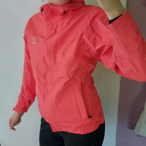 Helly Hansen regnjacka  - Aprikos färgad Helly Hansen regnjacka stl S nästintill oanvänd. 