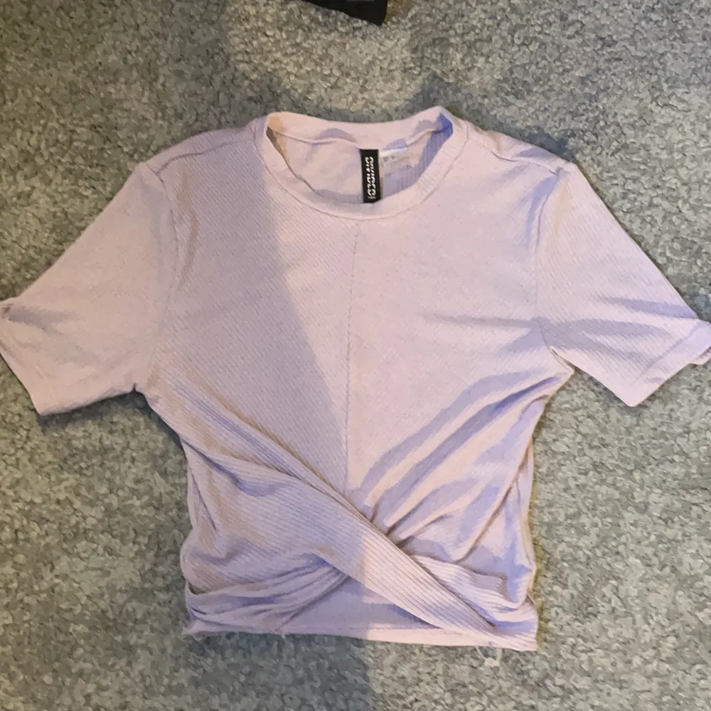 Säljer den fina lila tröja från H&M Divided, tröjan är lite kort men den ska var det, köpte den tröja för 149 kr. Jag har använt den sex sju gånger typ, hoppas ni är intresserade!💜🤍. T-shirts.