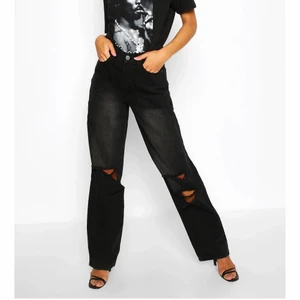 Boohoo Tall - slitna boyfriend jeans  - Väldigt sparsamt använda jeans från Boohoos Tall-serie. Slitningar i knäna och raka ben. Storlek 44 men ganska tight så passar 42 också. Frakt tillkommer! 