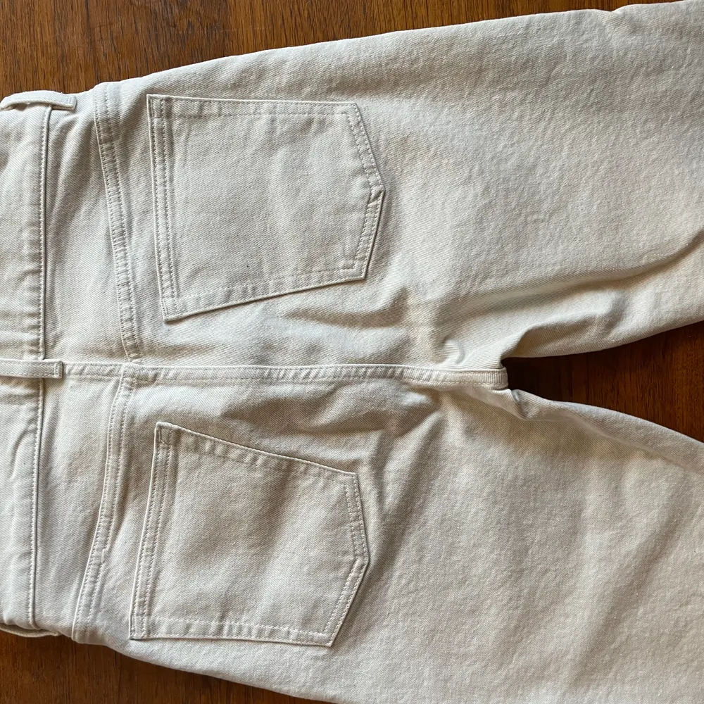 Jättefina vita jeans från & other stories med liten slits nertill. Aldrig använda då de inte passade mig! . Jeans & Byxor.