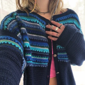 Blå stickad kofta - En blå stickad kofta med superfint randigt mönster. Den är hemmagjord så det finns ingen storlek, men den är oversized på mig som har storlek M. Koftan är i fint skick men är lite sticksig:)