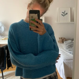 Blå stickad tröja - Köpt här på Plick för ett tag sen, men kommer tyvärr inte till någon användning:( Lite nopprig och därav priset. Skriv för fler bilder🥰