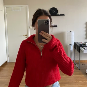 Röd stickad tröja - Säljer denna fina tröja då den inte kommer till användning. Storlek xs men passar både s och m då tröjan är väldigt stretchig. Frakten ingår ej