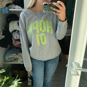 HOPE tröja  - Säljer min HOPE sweatshirt! Grå med ljusgrönt tryck!