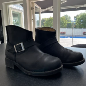 Jonny Bulls  - Skit snygga och äkta Jonny Bulls som tyvärr har blivit för små. Fint skick då jag bara använt dom ett fåtal gånger. Ordinarie pris 1500kr