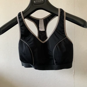 Sportbehå - En svart och vit sportbehå