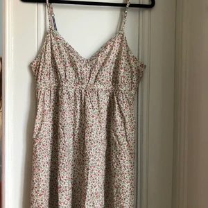 Linne/klänning - Så gulligt linne/kort klänning men blommor på⭐️ Storlek S/M, frakt 24kr! Inga defekter alls 