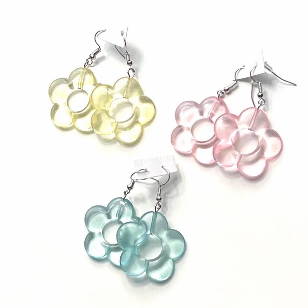 Säljer dessa transparanta blommiga örhängena! Finns i alla tre färger som på bilden, alltså blå, rosa och gul! Frakt tillkommer 12kr❗️ Och de är såklart helt nya alltså inte använda👍🏽 35kr st!. Accessoarer.