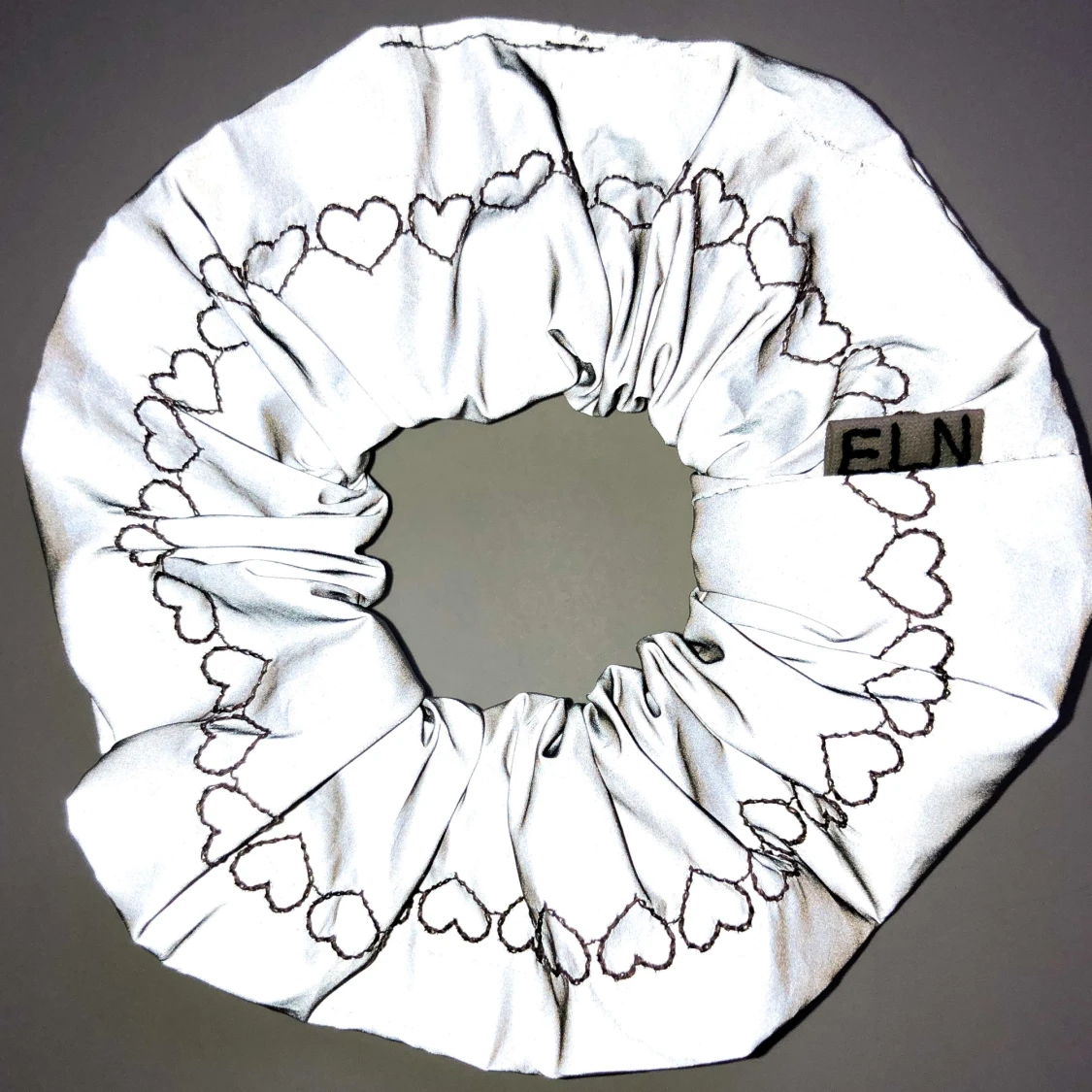 Reflexscrunchie med ljusrosa hjärtan - 90