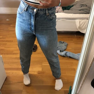 Blåa jeans - Säljer dessa fina jeans ifrån Monki, använder de ej pga av att de sitter lite för tajt på mig. Modellen är ”Taiki highwaist balloon leg.” De ska sitter mer pösigt än vad de gör för mig då de är för små för mig. 